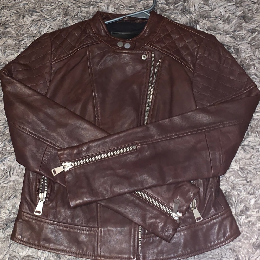 Fitted brown leather jacket